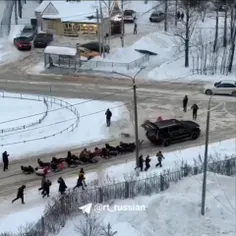 یک راننده در مسکو حدود ده نفر را سوار تیوپ های بسته شده 