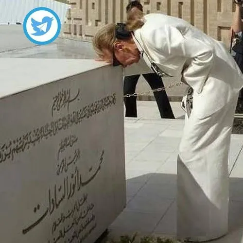 ‏فرح پهلوی در حال تعظیم بر قبر«محمد انور سادات» دیکتاتور 