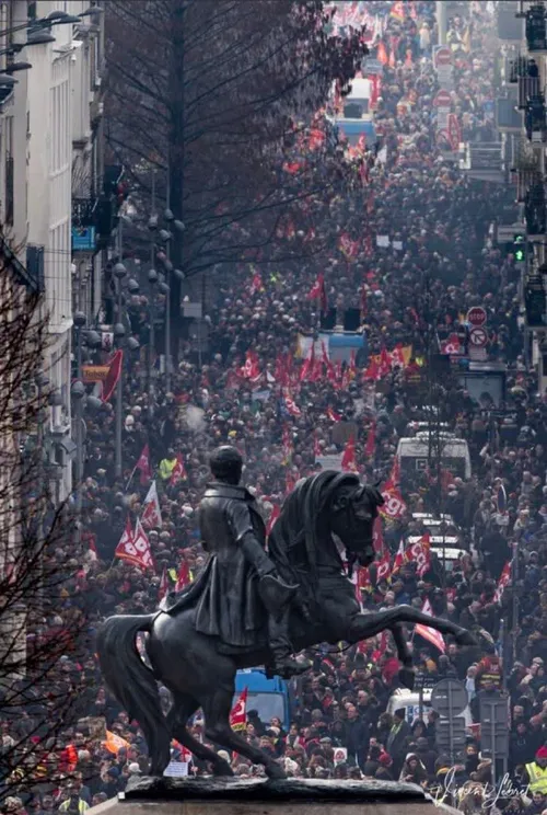 یکی این تصویر اعتراضات ⁧ فرانسه⁩ رو به براندارا نشون بده 