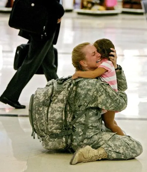 بازگشت سرباز زن امریکایی از عراق