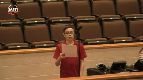 🔺 کودک 12 ساله پیراهنی پوشیده که رویش نوشته بوده است "فقط