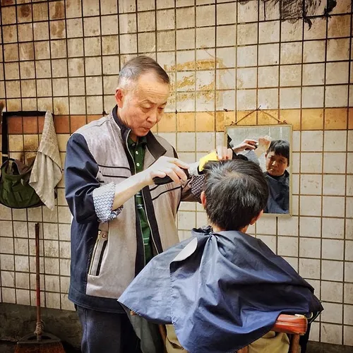 Street barber in Chengdu, China. Picture made by @aujinre