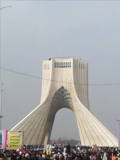 اینجا میدان آزادی