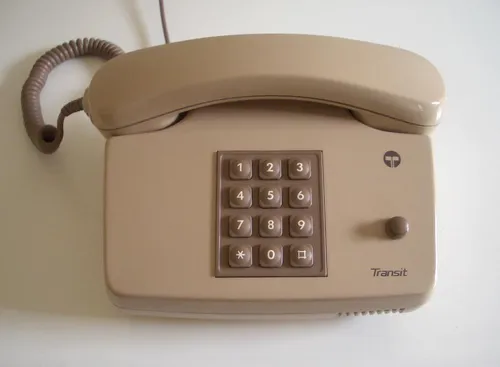 در سال ۱۹۶۸ کمپانی att دو کلید * و رو به تلفن ها اضافه کر