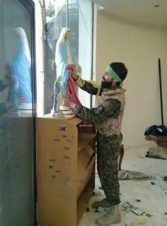 رزمنده حزب الله درحال تمیزکردن مجسمه حضرت مریم درکلیسای ش