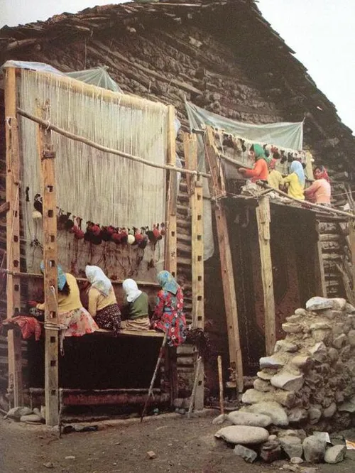 قالی بافان در یک روستا