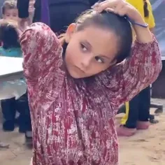 دختر فلسطینی وسط اردوگاه آوارگان