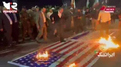 ویدئویی از آتش زدن پرچم آمریکا و رژیم صهیونسیتی در بصره ع