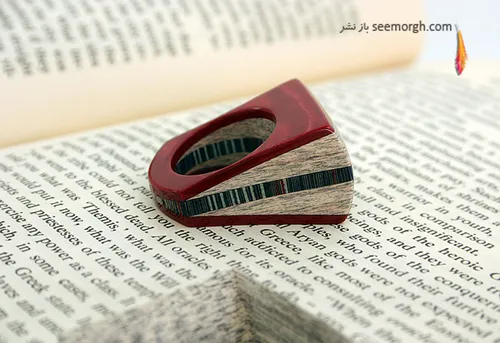 انگشتر ساخته شده با ورق های کتاب
