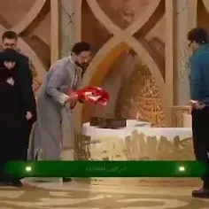 ☘اهدای پرچم مطهر حرم امام حسین (علیه‌السلام) به دختر شهید