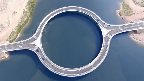 این پل حلقوی در ساحل جنوبی اروگوئه قرار دارد و شهر های رو