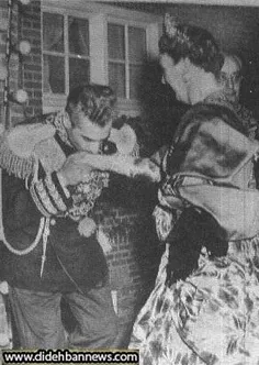 دست بوسی  و ذلت محمدرضا شاه در برابر ملکه هلند به نام جول