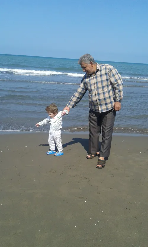 ی روز کنار دریا.با خانواده گلم:)اینم بابای خوبم و داش علی