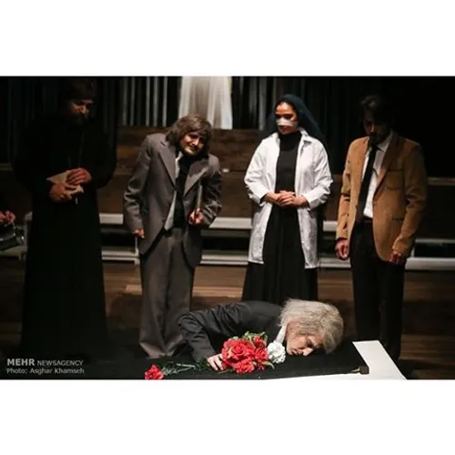 اجرای نمایش بیگانه به کارگردانی مسعود دلخواه در سالن چهار