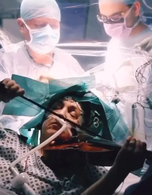 پزشک ایرانی ( کیومرث اشکان)انگلیسی و تیمش در وسط یک جراحی