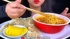 خوردن نودل🍜🥟