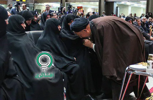بوسیدن چادرهمسر هاشمی رفسنجانی توسط حجت الاسلام دعایی