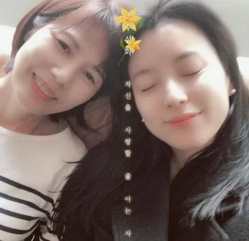 عکس بازیگر نقش دونگ یی با مادرش
