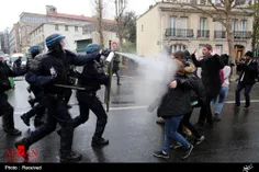 پلیس مهربان فرانسه در حال اُدکلن زدن به یک شهروند فرانسوی