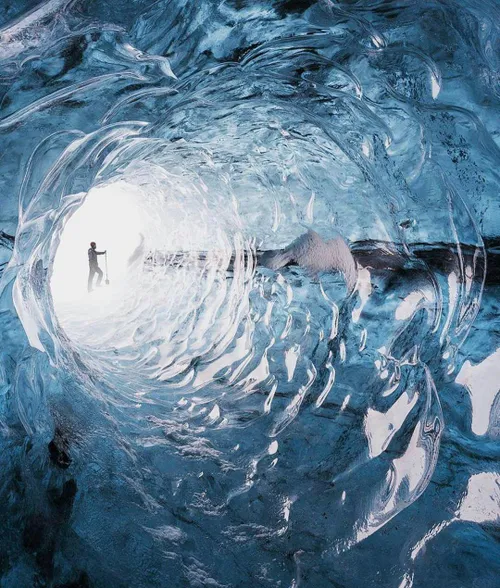 عکسی از یک غار یخی بسیار زیبا در کشور ایسلند!