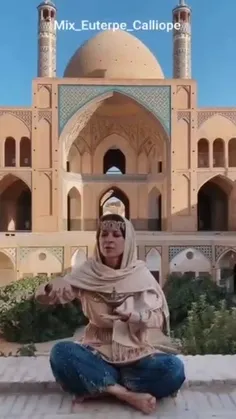 یک بانوی گردشگر خارجی با سفر به ایران و مکانهای تاریخی وی