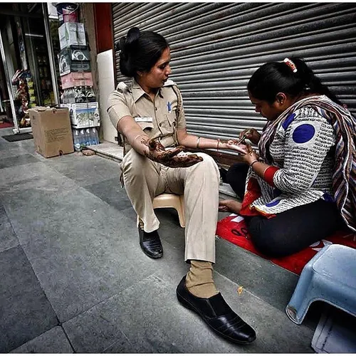 Delhi Police woman gets her hands decorated with Mehndi o