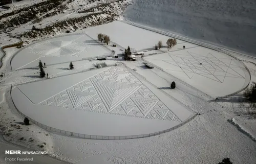 هنر قدم زدن روی برف هنرمند:ی به نام " سیمون بک " توانسته 
