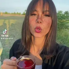 اینم سارا سعیده شبنم اینم اسم چنل یوتیوبشون sisterly2-sis