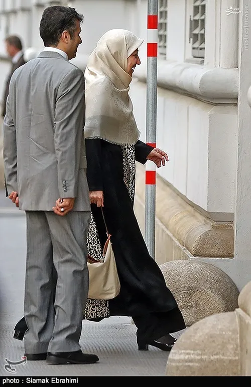 همسر محمد جواد ظریف وزیر امور خارجه در حال ورود به هتل کو