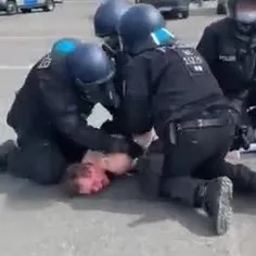 ضجه‌های زن فرانسوی زیر مشت و لگد پلیس تو مهد آزادی بیان!