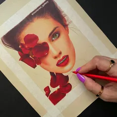 نقاشی زن با گل قرمز