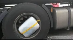 این راننده با قرار دادن یک محفظه پلاستیکی داخل چرخ‌های کا