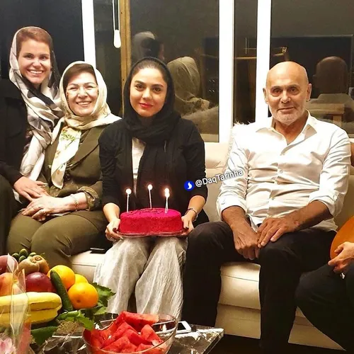 📸 جمشید هاشم پور در کنار همسر و دخترش در جشن تولد آزاده ز