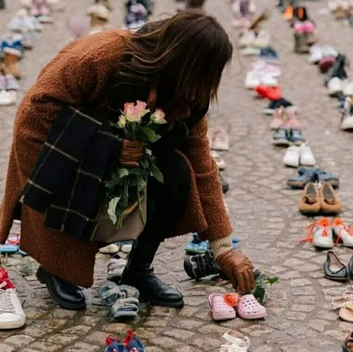 هلندی ها ۱۴ هزار کفش با یاد کودکان شهید غزه چیدند