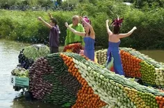 بازار شناور میوه و گل در هلند