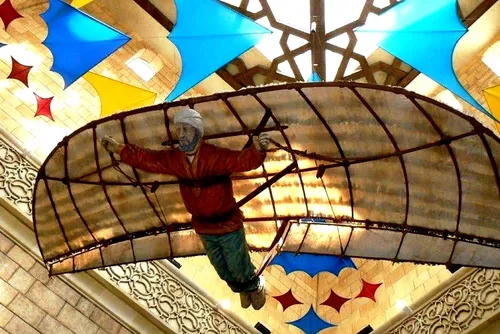 ❌ یک ایرانی، اولین مخترع ماشین پرنده جهان

اولین انسانی که در دوران طلایی اسلام، هزار سال زودتر از برادران رایت، مانند پرنده ای در آسمان با هواپیمای ساخت خود پرواز کرد، عباس بن فرناس بود.
طرح های او