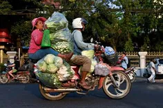 حمل و نقل عجیب با موتور در کامبوج 