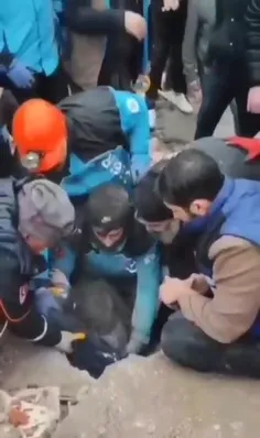 ♦️صحنه نجات یک کودک از زیر آوار در شهر اورفا ترکیه که به 