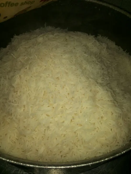 برنج دیشب شام روی گاز.