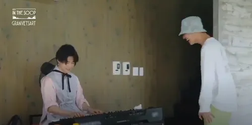 جیهوپ به پیانو زدن جیمین داره میخنده در BTS IN THE SOOP