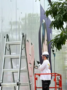 یک نقاشی دیواری داره کنار ساختمون هایب از بنگتن کشیده میش