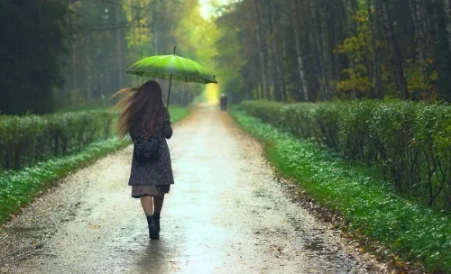 چقد خوبه تو بارون .. تو هوای مثلا دو نفره تنهایی قدم بزنی