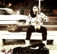 خانمی در حال نواختنِ کمانچه در خیابان ولیعصر (عج)‏ تهران