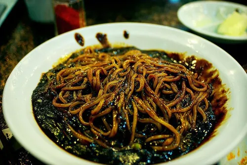 8. Jajangmyeon (جاجانگمیون) 🍜