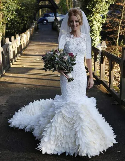 عروس خانمی ۲۰۰ ساعت از وقت خود را صرف دوخت دستی ۲۲۰۰۰ پرغ