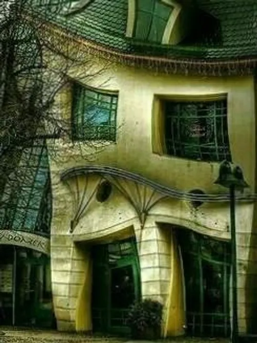خانه ای کج و کوله در شهر ساپوت لهستان یکی از عجایب معماری