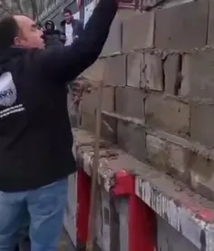 ♨️معترضان فرانسوی شروع به ساختن دیوار در اطراف خانه‌های س