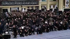 لحظه ورود رهبر انقلاب به حسینیه امام خمینی(ره) در مراسم ع