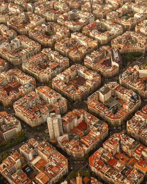 منظره ایی زیبا از شهر بارسلونا در اسپانیا از درون هلیکوپت