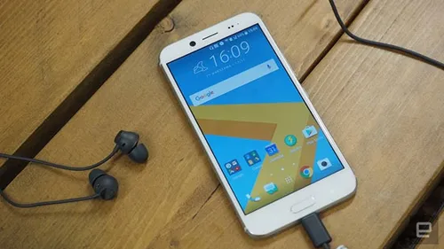 گوشی HTC 10 Evo رونمایی شد.